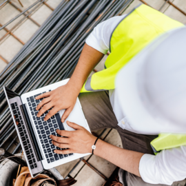 Profissional Engenheiro Civil elaborando laudo cautelar em ipatinga.