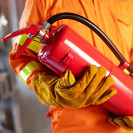 Bombeiro segurando extintor de incendio após a renovação do avcb